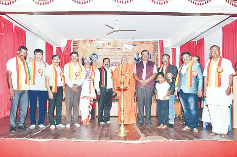  ಮೈಸೂರು ನಗರದ ಸಾಹಿತ್ಯ ಭವನದಲ್ಲಿ ಭಾನುವಾರ ಆಯೋಜಿಸಿದ್ದ ಕವಿ- ಕಾವ್ಯ ಸಮ್ಮೇಳನದಲ್ಲಿ ಡಾ.ಬಿ. ಪ್ರಹ್ಲಾದರೆಡ್ಡಿ, ನಾಗರಾಜ ವಿ. ಬೈರಿ, ಶ್ರೀ ಆರೂಢ ಭಾರತೀ ಸ್ವಾಮೀಜಿ, ಟಿ.ತ್ಯಾಗರಾಜ್, ಬಿ.ಎಸ್.ಮಂಜುನಾಥ್ ಇನ್ನಿತರರಿದ್ದರು.
