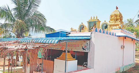 ಶಿರಗೋಡು ಗ್ರಾಮದಲ್ಲಿರುವ ಶ್ರೀ ಶನೈಶ್ಚರ ಸ್ವಾಮಿ ದೇಗುಲದ ಹೊರನೋಟ.