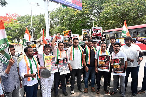 ನೀಟ್ ಪರೀಕ್ಷೆ ಪ್ರಶ್ನೆಪತ್ರಿಕೆ ಸೋರಿಕೆ ಖಂಡಿಸಿ ಯುವ ಕಾಂಗ್ರೆಸ್ ಕಾರ್ಯಕರ್ತರು ಬುಧವಾರ ಕಾಡಾ ಕಚೇರಿ ಮುಖ್ಯ ದ್ವಾರದ ಬಳಿ ಪ್ರತಿಭಟನೆ ನಡೆಸಿದರು. ಮುಖಂಡ ಹೊಯ್ಸಳ ಸೇರಿದಂತೆ ಹಲವರು ಇದ್ದರು.