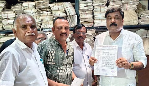 ಕೆ.ಆರ್.ಪೇಟೆಯಲ್ಲಿ ಪತ್ರ ಬರಹಗಾರರ ಸಂಘದ ಸದಸ್ಯರು ಶಾಸಕ ಎಚ್.ಟಿ.ಮಂಜು ಅವರಿಗೆ ಮನವಿ ಪತ್ರ ಸಲ್ಲಿಸಿದರು. ಪಿ.ಎಸ್.ಶಿವಲಿಂಗೇಗೌಡ, ಕೆ.ಎಸ್.ನಾಗರಾಜು, ಕಾರ್ಯದರ್ಶಿ ಕೆ.ಆರ್.ಹರೀಶ್‌ಕುಮಾರ್, ಸಹ ಕಾರ್ಯದರ್ಶಿ ಟಿ.ನರಸಿಂಹಮೂರ್ತಿ, ಶಂಕರ್‌ನಾಗ್, ಮುರುಗೇಶ್, ಕೆ.ಸಿ.ವೆಂಕಟರಾಮು ಇತರರಿದ್ದರು.