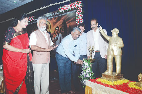  ನಗರದ ಮಾನಸ ಗಂಗೋತ್ರಿಯ ರಾಣಿ ಬಹುದ್ದೂರ್ ಸಭಾಂಗಣದಲ್ಲಿ ಗುರುವಾರ ಆಯೋಜಿಸಿದ್ದ ಕಾರ್ಯಕ್ರಮವನ್ನು ಗಣ್ಯರು ಉದ್ಘಾಟಿಸಿದರು. ರಂಜಾನ್ ದರ್ಗಾ, ಪ್ರೊ.ಎಸ್.ಜೆ. ಮಂಜುನಾಥ್, ಡಿ.ಆನಂದ್, ಪ್ರೊ. ಆರ್. ಮಹೇಶ್ ಇದ್ದರು.