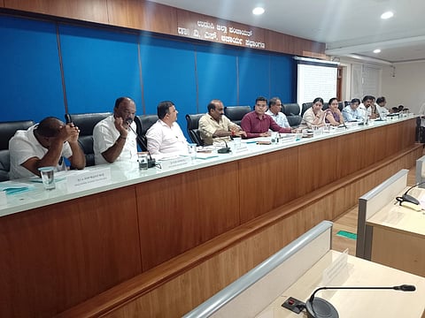 ಉಡುಪಿಯಲ್ಲಿ ಸಚಿವೆ ಲಕ್ಷ್ಮೀ ಹೆಬ್ಬಾಳ್ಕರ್​ ಅಧ್ಯಕ್ಷತೆಯಲ್ಲಿ ನಡೆದ ಕೆಡಿಪಿ ಸಭೆಯಲ್ಲಿ ಸುನೀಲಕುಮಾರ್​ ಆಕ್ರೋಶ ವ್ಯಕ್ತಪಡಿಸಿ ಮಾತನಾಡಿದರು. ಶಾಸಕರು, ವಿಪ ಸದಸ್ಯರು ಇದ್ದರು.