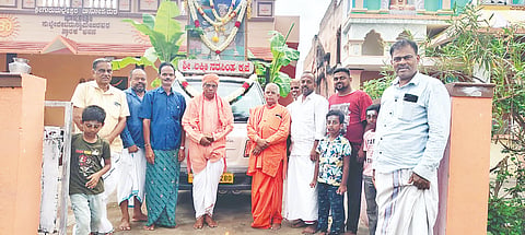  ಗೋಪಿಶೆಟ್ಟಿಯೂರು ಗ್ರಾಮದಲ್ಲಿ ಬಸವ ಜಯಂತಿ ಹಿನ್ನೆಲೆ ಬಸವೇಶ್ವರರ ಭಾವಚಿತ್ರದ ಮೆರವಣಿಗೆಗೆ ಚಾಲನೆ ನೀಡಲಾಯಿತು.  ಜ್ಞಾನಶೇಖರ್, ಗುಣಶೇಖರ್, ಬಸವರಾಜು, ಗಜೇಂದ್ರ ಇತರರಿದ್ದರು.