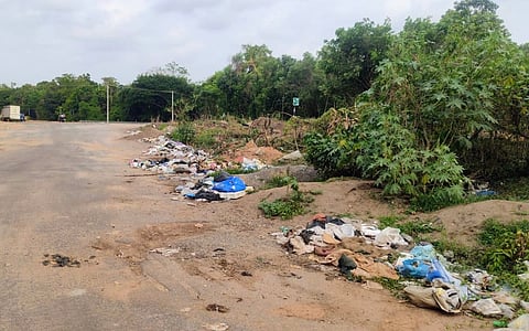 ಉಡುಪಿಯ ಸಂತೆಕಟ್ಟೆ ಮಾರ್ಕೆಟ್​ ಹಿಂಭಾಗದ ರಸ್ತೆಯಲ್ಲಿ ಅನಾಗರಿಕರು ಎಸೆದಿರುವ ಕಸದ ರಾಶಿ.