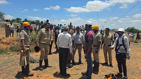ಆನೇಕಲ್​ ತಾಲೂಕಿನ ಚೆನ್ನಯ್ಯನಪಾಳ್ಯದ ಹೈಟೆನ್ಷನ್​ ಕಂಬ ಏರಿದ ಯುವಕನನ್ನು ಅಗ್ನಿಶಾಮಕ ಸಿಬ್ಬಂದಿ ಕಾರ್ಯಾಚರಣೆ ನಡೆಸಿದರು.