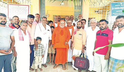  ಭುವನಹಳ್ಳಿ ಗ್ರಾಮದ ನರಸಿಂಹ ಸ್ವಾಮಿ ದೇಗುಲ ಆವರಣದಲ್ಲಿ ಆಯೋಜಿಸಿದ್ದ ಧಾರ್ಮಿಕ ಕಾರ್ಯಕ್ರಮದಲ್ಲಿ ಶ್ರೀ ಗುರು ಪರದೇಶಿಕೇಂದ್ರ ಸ್ವಾಮೀಜಿ ಮಾತನಾಡಿದರು. ಬಿ.ಕೆ.ಚನ್ನೇಗೌಡ, ಗಂಗಾಧರ್, ಬಿ.ಕೆ.ರಾಮೇಗೌಡ, ಶಂಕ್ರಯ್ಯ, ಶಿವಣ್ಣ, ಹಾಲಪ್ಪ, ಬಸವರಾಜ್, ರಾಜು, ನಿಜಾನಂದ ಇದ್ದರು.