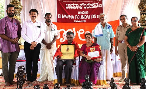 ಹಾವಂಜೆಯಲ್ಲಿ ಸಂಯೋಜಿಸಿದ್ದ 'ಬಾಲ ಲೀಲಾ' ಚಿಣ್ಣರ ಬೇಸಿಗೆ ಶಿಬಿರದ ಸಮಾರೋಪದಲ್ಲಿ ಕಲಾವಿದ ವೆಂಕಟರಮಣ ಭಟ್​ ಅವರಿಗೆ 'ವಿಶ್ವ ಕಲಾ ಸಿಂಧು' ಪ್ರಶಸ್ತಿ ಪ್ರದಾನ ಮಾಡಲಾಯಿತು. ರಮೇಶ್​ ವೈದ್ಯ, ಹಾವಂಜೆ ಮಂಜುನಾಥ್​ ರಾವ್​, ವಿನೋದ್​ರಾಜ್​ ಭಟ್​ ಮುಕ್ತಾ ಬಾಯಿ, ರತ್ನಾಕರ್​ ಮೊಗವೀರ, ಶಾರದಾ ನಾಯಕ್​, ಡಾ. ಜನಾರ್ದನ್​ ರಾವ್​ ಇದ್ದರು.