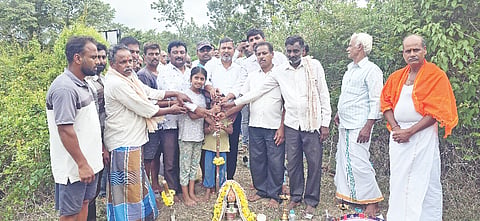 ಸಕಲೇಶಪುರ ತಾಲೂಕಿನ ದೊಡ್ಡನಾಗರ ಗ್ರಾಮದ ಕೆರೆ ಅಭಿವೃದ್ಧಿ ಕಾಮಗಾರಿಗೆ ಶನಿವಾರ ಶಾಸಕ ಸಿಮೆಂಟ್ ಮಂಜು ಪೂಜೆ ನೆರವೇರಿಸಿದರು. ಗ್ರಾಮದ ಮುಖಂಡರು ಹಾಜರಿದ್ದರು. 
