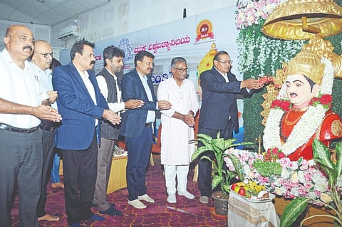 ಮುಕ್ತ ಗಂಗೋತ್ರಿಯ ಕಾವೇರಿ ಸಭಾಂಗಣದಲ್ಲಿ ಆಯೋಜಿಸಿದ್ದ ಕಾರ್ಯಕ್ರಮದಲ್ಲಿ ಬಸವಣ್ಣ ಅವರ ಮೂರ್ತಿಗೆ ಗಣ್ಯರು ಪುಷ್ಪ ನಮನ ಸಲ್ಲಿಸಿದರು. ಜಿ.ಎಲ್.ತ್ರಿಪುರಾಂತಕ, ಪ್ರೊ.ಶರಣಪ್ಪ ವಿ.ಹಲಸೆ, ಪ್ರೊ.ಎಸ್.ಕೆ.ನವೀನ್‌ಕುಮಾರ್, ಡಾ.ಆನಂದಕುಮಾರ್, ಪ್ರೊ.ಎಂ.ರಾಮನಾಥಂ ನಾಯುಡು, ಪ್ರೊ.ಎಸ್.ನಿರಂಜನ್‌ರಾಜ್, ಡಾ.ಎನ್.ಆರ್.ಚಂದ್ರೇಗೌಡ ಇದ್ದರು.