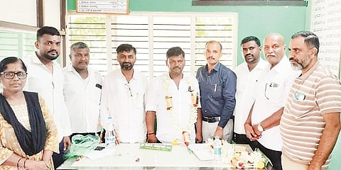 ದಿಡಗ ಪ್ರಾಥಮಿಕ ಕೃಷಿ ಪತ್ತಿನ ಸಹಕಾರ ಸಂಘದ ಉಪಾಧ್ಯಕ್ಷ ಮಹೇಶ್ ಅವರನ್ನು ಸಂಘದ ವತಿಯಿಂದ ಅಭಿನಂದಿಸಲಾಯಿತು. ಪುಟ್ಟರಾಜು, ಎಂ.ಆರ್.ವಾಸು, ರಘುರಾಮ್, ಎಚ್.ಕೆ.ಯೋಗೇಶ್,  ತಾತೇಗೌಡ, ಕುಮಾರ್ ಇತರರಿದ್ದರು.
