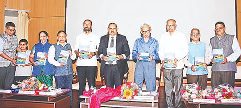 ನಗರದ ವಿದ್ಯಾವಿಕಾಶ ಕಾಲೇಜಿನಲ್ಲಿ ಆಯೋಜಿಸಿದ್ದ ಕಾರ್ಯಕ್ರಮದಲ್ಲಿ ಡಾ.ಟಿ.ಶ್ಯಾಮ್ ಭಟ್ ‘ಪರಿಸರ ಕಾನೂನು’ ಪುಸ್ತಕ ಬಿಡುಗಡೆಗೊಳಿಸಿದರು. ಡಾ.ಎ.ಜಯಗೋವಿಂದ, ವಿ.ಕವೀಶ್‌ಗೌಡ, ಡಾ.ನಿರಂಜನ ವಾನಳ್ಳಿ, ಡಾ.ಎಸ್.ನಟರಾಜು, ಪ್ರೊ.ಎಂ.ಕೆ.ರಮೇಶ್, ಡಾ.ಪಿ.ಈಶ್ವರ ಭಟ್, ರಾಜೇಶ್ವರಿ, ಎಸ್.ಎಸ್.ಮಂಜುನಾಥ್, ಟಿ.ಎಲ್.ಸ್ಫೂರ್ತಿ ಇದ್ದರು.