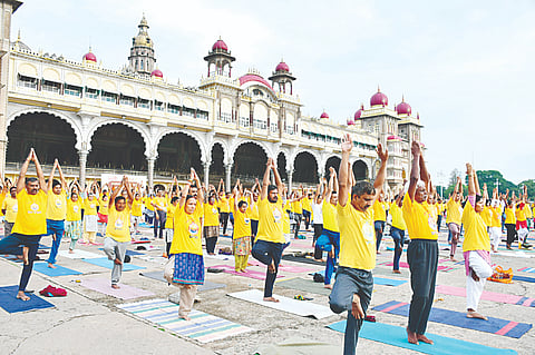  ಅರಮನೆ ಮೈದಾನದಲ್ಲಿ ಭಾನುವಾರ ಆಯೋಜಿಸಿದ್ದ ಸಾಮೂಹಿಕ ಯೋಗಾಭ್ಯಾಸ.