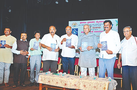 ಭಾರತೀ ಪ್ರಕಾಶನದಿಂದ ನಗರದ ಕಲಾಮಂದಿರದ ಕಿರುರಂಗಮಂದಿರದಲ್ಲಿ ಆಯೋಜಿಸಿದ್ದ ಕಾರ್ಯಕ್ರಮದಲ್ಲಿ ಹಿರಿಯ ಪತ್ರಕರ್ತ ಕೂಡ್ಲಿ ಗುರುರಾಜ ಅವರ ಸಾಧನೆಯ ಶಿಖರ ಕೃತಿಯನ್ನು ಬಸವರಾಜ ಎಸ್.ಹೊರಟ್ಟಿ ಬಿಡುಗಡೆ ಮಾಡಿದರು. ಕೆ.ಶಿವಕುಮಾರ್, ಮದನಗೌಡ, ಶಿವಾನಂದ ತಗಡೂರು, ಪ್ರಕಾಶ್ ಬಾಬು, ಕೂಡ್ಲಿ ಗುರುರಾಜ್, ಬಿ.ಎನ್. ಶ್ರೀನಿವಾಸ್ ಇದ್ದರು.