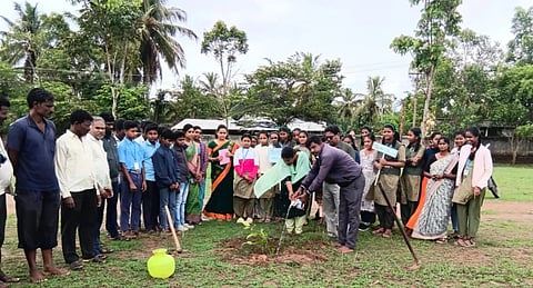 ಹನಗೋಡು ಹೋಬಳಿಯ ನೇರಳಕುಪ್ಪೆ ಸರ್ಕಾರಿ ಪ್ರೌಢಶಾಲೆಯ ಆವರಣದಲ್ಲಿ ವಿಶ್ವ ಪರಿಸರ ದಿನಾಚರಣೆ ಆಚರಿಸಿದರು. ಮಂಜುನಾಥ್, ಎ.ಪ್ರೀತಿ,  ಕೆ.ರೇಷ್ಮಾ,  ಶಾರದಾ ಇತರರಿದ್ದರು. 