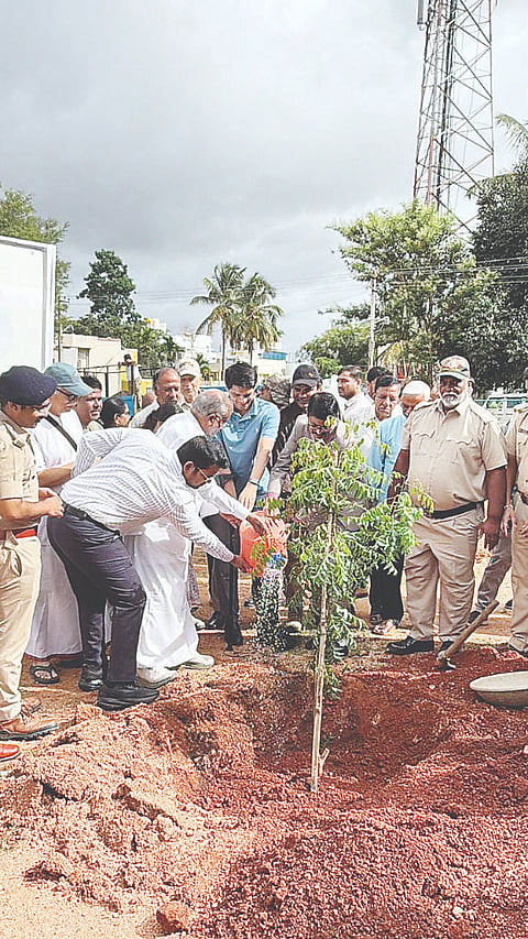 ರಾಮಕೃಷ್ಣನಗರ ಎಚ್.ಬ್ಲಾಕ್‌ನ ಆರೋಗ್ಯ ಬಡಾವಣೆ ಉದ್ಯಾನದಲ್ಲಿ ನಗರಪಾಲಿಕೆ ಹಾಗೂ ಅರಣ್ಯ ಇಲಾಖೆಯಿಂದ ಆಯೋಜಿಸಿದ್ದ ವಿಶ್ವ ಪರಿಸರ ದಿನಾಚರಣೆಯಲ್ಲಿ ಜಿ.ಟಿ.ದೇವೇಗೌಡ ಗಿಡ ನೆಟ್ಟರು. ಜಿ.ಲಕ್ಷ್ಮೀಕಾಂತರೆಡ್ಡಿ, ಶೇಖ್ ತನ್ವೀರ್ ಆಸಿಫ್, ಸಿ.ರವಿಶಂಕರ್, ಜಿ.ಪರಮೇಶ್, ಎಸ್.ಲೋಕೇಶ್ ಇತರರು ಇದ್ದರು.