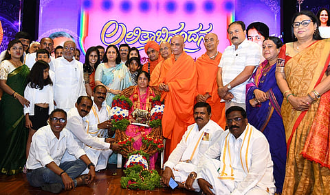  ಸಹಕಾರ ರತ್ನ ಪ್ರಶಸ್ತಿ ಪುರಸ್ಕೃತರಾದ ಜಿಪಂ ಮಾಜಿ ಸದಸ್ಯೆ ಲಲಿತಾ ಜಿ.ಟಿ.ದೇವೇಗೌಡ ಅವರನ್ನು ಅಭಿನಂದಿಸಲಾಯಿತು. ಶ್ರೀ ಡಾ.ನಿರ್ಮಲಾನಂದನಾಥ ಸ್ವಾಮೀಜಿ, ಶ್ರೀ ಸ್ವಾಮಿ ಮುಕ್ತಿದಾನಂದಜೀ ಮಹಾರಾಜ್,  ಶ್ರೀ ತ್ರಿನೇತ್ರ ಮಹಾಂತ ಶಿವಯೋಗಿ ಸ್ವಾಮೀಜಿ, ಶ್ರೀ ಸೋಮೇಶ್ವರನಾಥ ಸ್ವಾಮೀಜಿ, ಅಶ್ವಿನಿ ಪುನೀತ್‌ರಾಜ್‌ಕುಮಾರ್, ಜಿ.ಟಿ.ದೇವೇಗೌಡ ಇನ್ನಿತರರಿದ್ದರು.