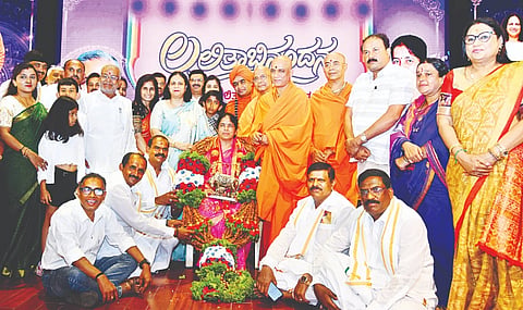  ಸಹಕಾರ ರತ್ನ ಪ್ರಶಸ್ತಿ ಪುರಸ್ಕೃತರಾದ ಜಿಪಂ ಮಾಜಿ ಸದಸ್ಯೆ ಲಲಿತಾ ಜಿ.ಟಿ.ದೇವೇಗೌಡ ಅವರನ್ನು ಅಭಿನಂದಿಸಲಾಯಿತು. ಶ್ರೀ ಡಾ.ನಿರ್ಮಲಾನಂದನಾಥ ಸ್ವಾಮೀಜಿ, ಶ್ರೀ ಸ್ವಾಮಿ ಮುಕ್ತಿದಾನಂದಜೀ ಮಹಾರಾಜ್,  ಶ್ರೀ ತ್ರಿನೇತ್ರ ಮಹಾಂತ ಶಿವಯೋಗಿ ಸ್ವಾಮೀಜಿ, ಶ್ರೀ ಸೋಮೇಶ್ವರನಾಥ ಸ್ವಾಮೀಜಿ, ಅಶ್ವಿನಿ ಪುನೀತ್‌ರಾಜ್‌ಕುಮಾರ್, ಜಿ.ಟಿ.ದೇವೇಗೌಡ ಇನ್ನಿತರರಿದ್ದರು.