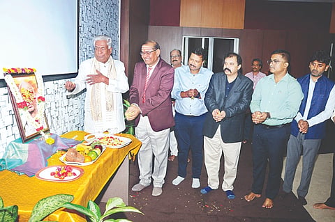  ಕರ್ನಾಟಕ ರಾಜ್ಯ ಮುಕ್ತ ವಿಶ್ವವಿದ್ಯಾಲಯದಲ್ಲಿ ಆಯೋಜಿಸಿದ್ದ ಜಯಂತಿ ಕಾರ್ಯಕ್ರಮದಲ್ಲಿ ಸರ್ದಾರ್ ಪಟೇಲ್ ಭಾವಚಿತ್ರಕ್ಕೆ ಗಣ್ಯರು ಪುಷ್ಪ ನಮನ ಸಲ್ಲಿಸಿದರು. ಡಿ.ಮಾದೇಗೌಡ, ಪ್ರೊ.ಶರಣಪ್ಪ ವಿ.ಹಲಸೆ,  ಪ್ರೊ.ನವೀನ್ ಕುಮಾರ್ ಎಸ್.ಕೆ, ಡೀನ್ ಪ್ರೊ.ಎಂ.ರಾಮನಾಥಂ ನಾಯಡು, ಎನ್.ಆನಂದ ಗೌಡ ಇದ್ದರು