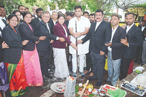 ನಗರದ ನ್ಯಾಯಾಲಯದ ಆವರಣದಲ್ಲಿ ಮಹಿಳಾ ವಕೀಲರು ಹಾಗೂ ನೋಟರಿಗಳ ಕಟ್ಟಡ ನಿರ್ಮಾಣಕ್ಕೆ ಸಂಸದ ಯದುವೀರ್ ಕೃಷ್ಣದತ್ತ ಚಾಮರಾಜ ಒಡೆಯರ್ ಭೂಮಿಪೂಜೆ ನೆರವೇರಿಸಿದರು. ಉಷಾರಾಣಿ, ಬಿ.ಆರ್.ಚಂದ್ರಮೌಳಿ, ಎಸ್.ಲೋಕೇಶ್, ಎಂ.ವಿ.ಚಂದ್ರಶೇಖರ್ ಇದ್ದರು.
