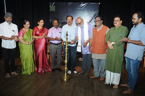 ನಗರದ ಕಲಾಮಂದಿರ ಆವರಣದ ಕಿರು ರಂಗಮಂದಿರದಲ್ಲಿ ಸೋಮವಾರ ಆಯೋಜಿಸಿದ್ದ ಕಾರ್ಯಕ್ರಮವನ್ನು ಪ್ರೊ.ಜಯಪ್ರಕಾಶ ಗೌಡ ಉದ್ಘಾಟಿಸಿದರು.  ವಿ.ಎನ್. ಮಲ್ಲಿಕಾರ್ಜುನಸ್ವಾಮಿ, ಮಂಡ್ಯ ರಮೇಶ್, ನಿರ್ಮಲಾ ಮಠಪತಿ, ಎಚ್.ಎಸ್. ಸುರೇಶ್ ಬಾಬು, ರಾಜಶೇಖರ ಕದಂಬ, ಕೃಪಾ ಪಡ್ಕೆ, ದೀಪಕ್ ಮೈಸೂರು ಇದ್ದರು.