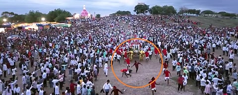 ಭಂಕೂರ್ ಗ್ರಾಮದಲ್ಲಿ ಕರಿ ಹರಿಯುವ ವೇಳೆ ಬಂಡಿ ಅಡಿಯಲ್ಲಿ ಸಿಲುಕಿದ ವ್ಯಕ್ತಿ.