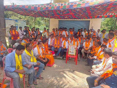 ನಾಡಪ್ರಭು ಕೆಂಪೇಗೌಡರ ಬ್ಯಾನರ್​ಗೆ ಬೆಂಕಿ ಹಚ್ಚಿರುವುದನ್ನು ಖಂಡಿಸಿ ಚನ್ನಪಟ್ಟಣ ತಾಲೂಕಿನ ದೇವರಹಳ್ಳಿಯಲ್ಲಿ ಗ್ರಾಮಸ್ಥರು, ಒಕ್ಕಲಿಗ ಸಮುದಾಯದ ಮುಖಂಡರು ಪ್ರತಿಭಟನೆ ನಡೆಸಿದರು. ಒಕ್ಕಲಿಗರ ಸಂದ ನಿರ್ದೇಶಕ ಚಕ್ಕೆರೆ ವೆಂಕಟರಾಮೇಗೌಡ, ಬಿಜೆಪಿ ಜಿಲ್ಲಾಧ್ಯ ಎಂ.ಎನ್​. ಆನಂದಸ್ವಾಮಿ, ತಾಲೂಕು ಜೆಡಿಎಸ್​ ಅಧ್ಯ ಗೋವಿಂದನಹಳ್ಳಿ ನಾಗರಾಜು, ಬ್ಲಾಕ್​ ಕಾಂಗ್ರೆಸ್​ ಅಧ್ಯ ಎಸ್​.ಆರ್​. ಪ್ರಮೋದ್​, ಕಾಂಗ್ರೆಸ್​ ಮುಖಂಡರಾದ ಪಿ.ಡಿ.ರಾಜು, ಚೇತನ್​ ಕೀಕರ್​, ಬಿಜೆಪಿ ಮುಖಂಡರಾದ ಎಲೆಕೇರಿ ರವೀಶ್​, ಮಾಳಗಾಳು ರಾಜಪ್ಪ, ಚೇತನ್​ ಇದ್ದರು.