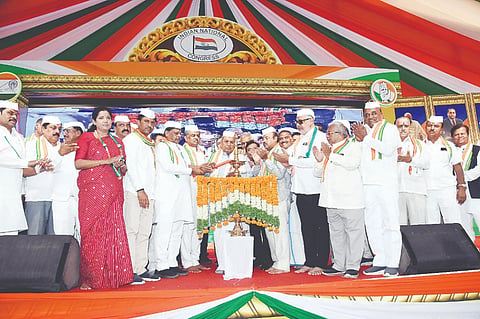 ಎಸ್‌ಐಆರ್ ಕುರಿತು ನಗರದಲ್ಲಿ ಕಾಂಗ್ರೆಸ್‌ನಿಂದ ಆಯೋಜಿಸಿದ್ದ ಮೈಸೂರು ವಿಭಾಗ ಮಟ್ಟದ ಜಾಗೃತಿ ಸಮಾವೇಶವನ್ನು  ಸಿದ್ದರಾಮಯ್ಯ ಉದ್ಘಾಟಿಸಿದರು. ಬಿ.ಕೆ.ಹರಿಪ್ರಸಾದ್, ಡಾ.ಯತೀಂದ್ರ ಸಿದ್ದರಾಮಯ್ಯ ಚಂದ್ರಶೇಖರ್, ತನ್ವೀರ್‌ಸೇಠ್,ಡಾ. ಎಚ್.ಸಿ. ಮಹದೇವಪ್ಪ, ಪುಷ್ಪಾ ಅಮರನಾಥ್, ಆರ್.ನರೇಂದ್ರ, ಪುಟ್ಟರಂಗಶೆಟ್ಟಿ, ಆರ್.ಮೂರ್ತಿ, ಬಿ.ಜೆ. ವಿಜಯಕುಮಾರ್ ಇತರರು ಇದ್ದರು.
