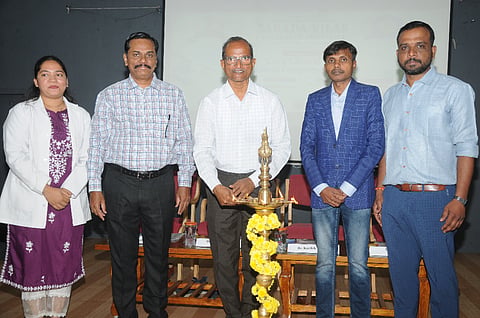 ನಗರದ ಶಾರದಾ ವಿಲಾಸ ಫಾರ್ಮಸಿ ಕಾಲೇಜಿನಲ್ಲಿ ಗುರುವಾರ ಆಯೋಜಿಸಿದ್ದ ಕಾರ್ಯಕ್ರಮವನ್ನು ಡಾ.ಮೃತ್ಯುಂಜಯ ಉದ್ಘಾಟಿಸಿದರು. ಡಾ.ಹನುಮಂತಾಚಾರ್ ಜೋಶಿ, ಕಾರ್ತಿಕ್, ಡಾ.ಉಮೇಶ್ ಇದ್ದರು.
