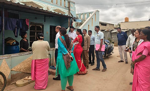 ಗ್ರಾಮದಲ್ಲಿ ಅಧಿಕಾರಿಗಳ ಪರಿಶೀಲನೆ