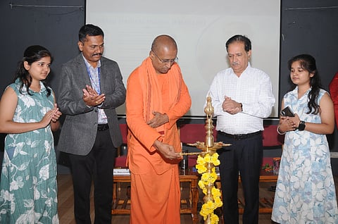 ನಗರದ ಶಾರದಾ ವಿಲಾಸ ಕಾಲೇಜ್ ಆಫ್ ಫಾರ್ಮಸಿ ಕಾಲೇಜಿನಲ್ಲಿ ಸೋಮವಾರ ಆಯೋಜಿಸಿದ್ದ ಕಾರ್ಯಕ್ರಮವನ್ನು ಸ್ವಾಮಿ ಮಹಿಪಾಲಾನಂದ ಸ್ವಾಮೀಜಿ ಉದ್ಘಾಟಿಸಿದರು. ಆರ್.ದಿನೇಶ್, ಡಾ.ಹನುಮಂತಚಾರ್ ಜೋಶಿ ಇದ್ದರು.