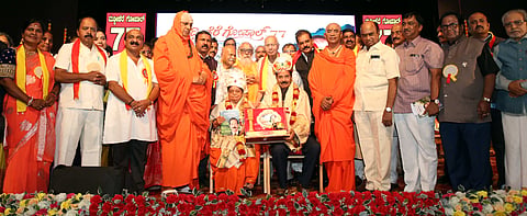 ನಗರದ ಕಲಾಮಂದಿರದಲ್ಲಿ ಭಾನುವಾರ ಜಿಲ್ಲಾ ಕನ್ನಡ ಸಾಹಿತ್ಯ ಪರಿಷತ್ ಅಧ್ಯಕ್ಷ ಮಡ್ಡೀಕೆರೆ ಗೋಪಾಲ್ ದಂಪತಿಯನ್ನು ಅಭಿನಂದಿಸಲಾಯಿತು. ಶ್ರೀ ಶಿವರಾತ್ರಿ ದೇಶಿಕೇಂದ್ರ ಸ್ವಾಮೀಜಿ, ಶ್ರೀ ಸೋಮನಾಥ ಸ್ವಾಮೀಜಿ, ಡಾ.ಭಾಷ್ಯಂ ಸ್ವಾಮಿ, ಡಾ.ಡಿ.ತಿಮ್ಮಯ್ಯ, ಡಾ.ಸಿ.ಪಿ.ಕೃಷ್ಣಕುಮಾರ್,  ಅಂಶಿ ಪ್ರಸನ್ನಕುಮಾರ್, ಮಾನಸ, ಡಾ.ರಾಜಶೇಖರ ಕದಂಬ ಇದ್ದರು.