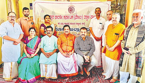 ಸಂಸ್ಕಾರ ಭಾರತಿ ಕರ್ನಾಟಕ ದಕ್ಷಿಣ ಪ್ರಾಂತ ಮೈಸೂರು ಜಿಲ್ಲಾ ಸಮಿತಿಯಿಂದ ಗುರುಪೂರ್ಣಿಮೆ ಅಂಗವಾಗಿ ಆಯೋಜಿಸಿದ್ದ ಪ್ರೊ.ಡಾ.ಕೆ. ರಾಮಮೂರ್ತಿರಾವ್ ಅವರಿಗೆ ಸನ್ಮಾನ ಕಾರ್ಯಕ್ರಮದಲ್ಲಿ ಡಾ.ಗುಬ್ಬಿಗೂಡು ರಮೇಶ್, ಕೆ.ಎಸ್.ಗುರುರಾಜ, ರಾಮಚಂದ್ರ, ಬಾಲಕೃಷ್ಣ, ಮುಕುಂದ ಪೇಶ್ವೆ, ವೀರಣ್ಣ ಅರ್ಕಸಾಲಿ, ಶಶಿಕಲಾ ಇತರರು ಇದ್ದರು.
