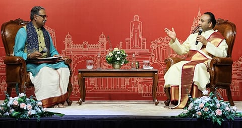 ದಿವ್ಯಸಂಜೆ ಸಂವಾದ ಕಾರ್ಯಕ್ರಮದಲ್ಲಿ ಸದ್ಗರು ಶ್ರೀ ಮಧುಸೂಧನ ಸಾಯಿ ಜತೆ ಚರ್ಚೆ