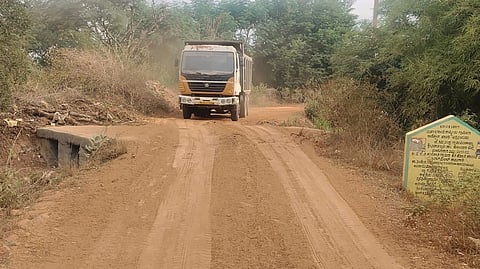 ಜೆ.ತಿಮ್ಮಸಂದ್ರ ಸಮೀಪದ ಕೆರೆಯಿಂದ ಮಣ್ಣು ಸಾಗಣೆ ಮಾಡುತ್ತಿರುವುದರಿಂದ ರಸ್ತೆ ಹಾಳಾಗಿರುವುದು ಮತ್ತು ಧೂಳು ತುಂಬಿಕೊಂಡಿರುವುದು. 
