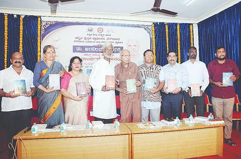 ಕನ್ನಡ ಪುಸ್ತಕ ಪ್ರಾಧಿಕಾರದಿಂದ ಪ್ರಕಟಗೊಂಡಿರುವ ಪ್ರೊ.ಅರವಿಂದ ಮಾಲಗತ್ತಿ ಅವರ ಸಮಗ್ರ ಸಾಹಿತ್ಯ ಸಂಪುಟವನ್ನು ಸಾಹಿತಿ ಡಾ.ಸಿ.ಪಿ.ಕೃಷ್ಣಕುಮಾರ್ ಬಿಡುಗಡೆಗೊಳಿಸಿದರು. ಡಾ.ಮಾನಸಾ, ಪ್ರೊ.ಎನ್.ಕೆ.ಲೋಲಾಕ್ಷಿ, ಡಾ.ಎಂ.ಪ್ರಸನ್ನಕುಮಾರ್, ಡಾ.ರಾಜೇಂದ್ರ ಬಡಿಗೇರ್, ಧರಣಿದೇವಿ ಮಾಲಗತ್ತಿ, ಕೆ.ಬಿ.ಕಿರಣ್ ಸಿಂಗ್ ಇದ್ದರು.