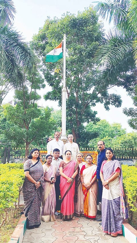 ವಿಜಯನಗರ 2ನೇ ಹಂತದಲ್ಲಿರುವ ಸೆಸ್ಕ್ ನಿಗಮ ಕಚೇರಿಯಲ್ಲಿ ಶನಿವಾರ ಎಂ.ಎಸ್.ಅರ್ಚನಾ ಧ್ವಜಾರೋಹಣ ನೆರವೇರಿಸಿದರು. ಎಲ್.ಲೋಕೇಶ್,  ಶರಣಮ್ಮ ಎಸ್.ಜಂಗಿನ, ಜಿ.ರೇಣುಕಾ, ಲಿಂಗರಾಜಮ್ಮ, ಡಾ.ಬಿ.ಆರ್.ರೂಪಾ ಇದ್ದರು.