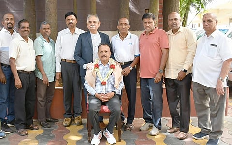 ಮೈಸೂರು ಅಥ್ಲೆಟಿಕ್ಸ್ ಕ್ಲಬ್ ವತಿಯಿಂದ ಮಾದಪ್ಪ ಯೋಗೇಂದ್ರ ಅವರನ್ನು ಭಾನುವಾರ ಅಭಿನಂದಿಸಲಾಯಿತು. ಚೈನ್ ಸಿಂಗ್ ರಾಜ್ ಪುರೋಹಿತ್, ಅಂಶಿ ಪ್ರಸನ್ನಕುಮಾರ್, ಟಿ.ಆರ್.ಸತೀಶ್ ಕುಮಾರ್, ಉದಯ, ಜಿ.ಆರ್.ಪ್ರಭಾಕರ್, ಕೆ.ಬಿ. ಗಂಗಾಧರ್, ಮಹಾದೇವಯ್ಯ, ಕೆ.ಗೋಪಿನಾಥ್ ಮತ್ತು ಗೋಪಾಲಕೃಷ್ಣ ಇದ್ದರು.