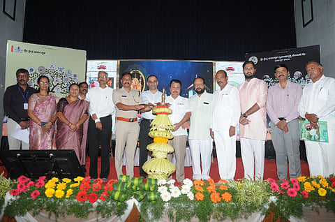 ಶ್ರೀಕ್ಷೇತ್ರ ಧರ್ಮಸ್ಥಳ ಗ್ರಾಮಾಭಿವೃದ್ಧಿ ಯೋಜನೆ ಬಿ.ಸಿ. ಟ್ರಸ್ಟ್‌ನಿಂದ ನಗರದಲ್ಲಿ ಆಯೋಜಿಸಿದ್ದ  ಸೇವಾಧರ್ಮ ಕಾರ್ಯಾಗಾರವನ್ನು ಮಲ್ಲಿಕಾರ್ಜುನ ಬಾಲದಂಡಿ ಉದ್ಘಾಟಿಸಿದರು. ಎಚ್.ವಿ.ರಾಜೀವ್, ಎಸ್.ಎಸ್.ಅನಿಲ್ ಕುಮಾರ್, ಬಿ.ಕೆ.ಬಸವರಾಜು, ನಂದಕುಮಾರ್, ಅಂಶಿ ಪ್ರಸನ್ನಕುಮಾರ್, ಹಂದನಹಳ್ಳಿ ಸೋಮಶೇಖರ್, ಪುರುಷೋತ್ತಮ್, ವಿಜಯಕುಮಾರ್ ನಾಗನಾಳ್, ಯೋಗೇಶ್ ಇತರರು ಇದ್ದರು.
