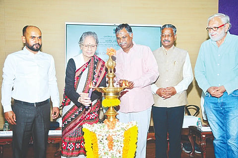 ಭಾರತೀಯ ಭಾಷಾ ಸಂಸ್ಥಾನದಲ್ಲಿ ಸೋಮವಾರ ಆಯೋಜಿಸಿದ್ದ ಕಾರ್ಯಕ್ರಮವನ್ನು ಗಣ್ಯರು ಉದ್ಘಾಟಿಸಿದರು. ಪ್ರೊ. ಪ್ರಸಾದ್ ಜೋಶಿ, ಪ್ರೊ.ಬಸವರಾಜ ಕೊಡಗುಂಟಿ, ಪ್ರೊ.ಸರೋಜಾ ಭಾಟೆ, ಪಂಕಜ್ ದ್ವಿವೇದಿ ಇದ್ದರು.