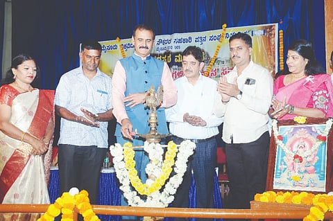 ಮಹಾರಾಜ ಕಾಲೇಜು ಶತಮಾನೋತ್ಸವ ಭವನದಲ್ಲಿ ಭಾನುವಾರ ಆಯೋಜಿಸಿದ್ದ ಕಾರ್ಯಕ್ರಮವನ್ನು ಪ್ರೊ.ಎನ್.ಕೆ. ಲೋಕನಾಥ್ ಉದ್ಘಾಟಿಸಿದರು. ಪ್ರೊ.ಮಂಜುನಾಥ್, ಎಂ. ಮಹೇಶ್, ಎಂ.ಯಾದವ್ ಇತರರಿದ್ದರು.