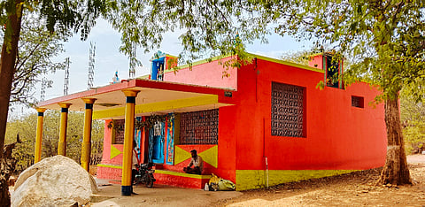   ಅಜ್ಜೀಪುರ ಸಮೀಪದಲ್ಲಿ ಅರಣ್ಯ ಪ್ರದೇಶಕ್ಕೆ ಹೊಂದಿಕೊಂಡಂತಿರುವ ಗುಡ್ಡದ ಮೇಲಿರುವ ಕಣಿವೆ ಆಂಜನೇಯಸ್ವಾಮಿ ದೇಗುಲದ ಹೊರ ನೋಟ. 