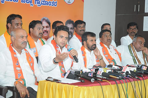 ಸಂಸದ ಯದುವೀರ್ ಕೃಷ್ಣದತ್ತ ಚಾಮರಾಜ ಒಡೆಯರ್ ಮೈಸೂರಿನಲ್ಲಿ ಬುಧವಾರ ಸುದ್ದಿಗೋಷ್ಠಿಯಲ್ಲಿ ಮಾತನಾಡಿದರು.