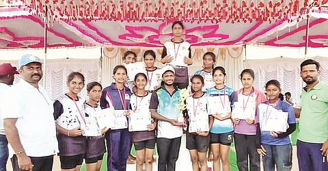 ಹಾಸನದಲ್ಲಿ ಆಯೋಜಿಸಿದ್ದ ಜಿಲ್ಲಾ ಮಟ್ಟದ ಕಬಡ್ಡಿ ಪಂದ್ಯಾವಳಿಯಲ್ಲಿ ಪ್ರಥಮ ಸ್ಥಾನ ಪಡೆದ ಅಂದೂರು ಅಂಬೇಡ್ಕರ್ ವಸತಿ ಶಾಲೆ ವಿದ್ಯಾರ್ಥಿಗಳು. ಚಂದ್ರಪ್ರಭಾ, ಭಾಗ್ಯಾ, ಚೇತನ್ ಇತರರಿದ್ದರು. 