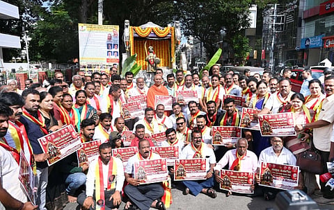 ಕೆಂಪೇಗೌಡ ಅವರ 51ನೇ ಜಯಂತಿ ಅಂಗವಾಗಿ ಆಯೋಜಿಸಿರುವ ಪ್ರಚಾರ ರಥಕ್ಕೆ ಶ್ರೀ ಸೋಮೇಶ್ವರನಾಥ ಸ್ವಾಮೀಜಿ ನಗರದಲ್ಲಿ ಚಾಲನೆ ನೀಡಿದರು. ಜಿ.ಟಿ.ದೇವೇಗೌಡ, ಕೆ.ಹರೀಶ್‌ಗೌಡ, ಪ್ರತಾಪಸಿಂಹ, ಟಿ.ಎಸ್.ಶ್ರೀವತ್ಸ, ಎಲ್.ನಾಗೇಂದ್ರ, ಪ್ರಶಾಂತ್‌ಗೌಡ ಇತರರಿದ್ದರು.