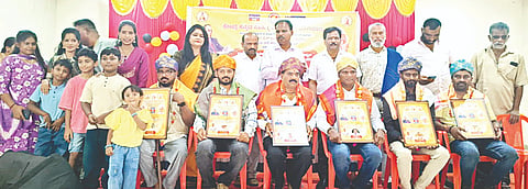 ಕೇಂದ್ರ ಕನ್ನಡ ಸಾಹಿತ್ಯ ವೇದಿಕೆ ಸಹಯೋಗದೊಂದಿಗೆ ಆಯೋಜಿಸಿದ್ದ ಕಾರ್ಯಕ್ರಮದಲ್ಲಿ ವಿವಿಧ ಕ್ಷೇತ್ರದ ಸಾಧಕರಿಗೆ ಪ್ರಶಸ್ತಿ ಪ್ರದಾನ ಮಾಡಲಾಯಿತು. ಕಿರಣ್.ಜಿ.ಗೌರಯ್ಯ, ಡಾ.ಎಚ್.ಎಂ.ರಘುಕೋಟಿ, ಎಚ್.ಎಂ.ಮೀನಾಕ್ಷಿ, ಬಿ.ಎಸ್.ಸದಾಶಿವ ಶೆಟ್ಟಿ, ಟಿ.ಜಿ.ಪ್ರೇಮ್ ಕುಮಾರ್ ಇದ್ದರು.