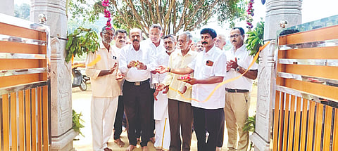 ಜೀರ್ಣೋದ್ಧಾರಗೊಂಡ ಭಾಗಮಂಡಲ ತಾವೂರು ಗ್ರಾಮದ ಶ್ರೀ ಮಹಿಷಾಸುರ ಮರ್ದಿನಿ ದೇವಸ್ಥಾನದ ನವೀಕೃತ ಪೌಳಿಯನ್ನು ಸತೀಶ್ ಕುಮಾರ್ ಉದ್ಘಾಟಿಸಿದರು. ವೆಂಕಟೇಶ್, ರಾಘವ, ಕುರುಂಜಿ ದೇವಯ್ಯ, ಕುದುಕುಳಿ ಅಶ್ವಥ್ ಇತರರಿದ್ದರು.