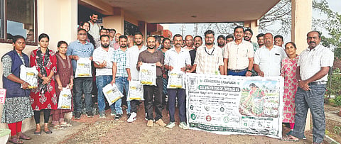 ಗೋಣಿಕೊಪ್ಪ ಕೆವಿಕೆ ಕೇಂದ್ರದಲ್ಲಿ ರೈತರು ಮತ್ತು ಬೆಳೆಗಾರರಿಗೆ ಮಣ್ಣಿನ ಪೋಷಕಾಂಶ ಕುರಿತು ಕಾರ್ಯಾಗಾರ ಹಮ್ಮಿಕೊಳ್ಳಲಾಗಿತ್ತು. ದೊರೈರಾಜ್, ನಂದಕುಮಾರ್ ಇದ್ದರು.