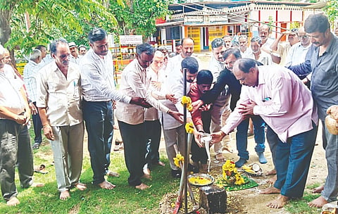ಶ್ರೀ ರಾಮಲಿಂಗೇಶ್ವರ ದೇವಸ್ಥಾನದ ಅಭಿವೃದ್ಧಿಗಾಗಿ ಸಿಎಂಐಡಿ ಯೋಜನೆಯಡಿ ಬಿಡುಗಡೆಯಾದ 10 ಲಕ್ಷ ರೂ. ವೆಚ್ಚದ ಕಾಮಗಾರಿಗೆ ಮಡಿಕೇರಿ ಕ್ಷೇತ್ರದ ಶಾಸಕ ಡಾ.ಮಂತರ್ ಗೌಡ ಭೂಮಿಪೂಜೆ ನೆರವೇರಿಸಿದರು. ವಿ.ಪಿ.ಶಶಿಧರ್, ಶೇಖರ್, ನಾರಾಯಣ ಇತರರಿದ್ದರು.