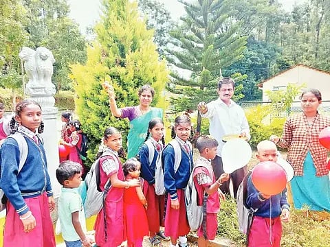  ಯಲಗುಡಿಗೆ ಸರ್ಕಾರಿ ಕಿರಿಯ ಪ್ರಾಥಮಿಕ ಶಾಲೆ ಮಕ್ಕಳಿಗೆ ಸ್ವಾಗತ ಕೋರಲಾಯಿತು. ಶಿಕ್ಷಕಿ ಗೀತಾ, ಚಂದ್ರಶೇಖರ್, ಲಕ್ಷ್ಮೀ ನಾಗರಾಜ್ ಇದ್ದರು.