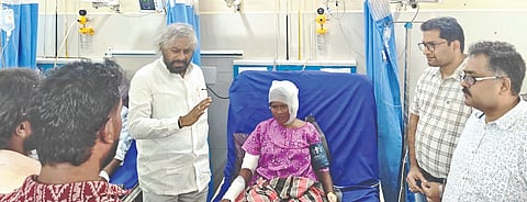 ತೋಳ ದಾಳಿಯಿಂದ ಬೀದರ್ ಖಾಸಗಿ ಆಸ್ಪತ್ರೆಯಲ್ಲಿ ಚಿಕಿತ್ಸೆ ಪಡೆಯುತ್ತಿರುವ ಔರಾದ್ ತಾಲೂಕಿನ ಜೋಜನಾ ಗ್ರಾಮದ ಲಾಲಮ್ಮ ಕಾಂಬ್ಲೆ ಆರೋಗ್ಯವನ್ನು ಸಚಿವ ಈಶ್ವರ ಖಂಡ್ರೆ ಶನಿವಾರ ವಿಚಾರಿಸಿದರು. 